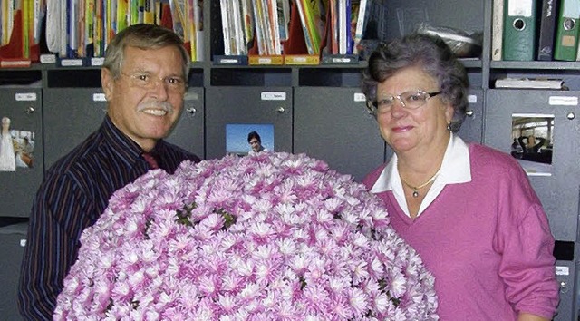 Mit einem Chrysanthemenbusch bedankte ...ie seit 40 Jahren im Schuldienst ist.   | Foto: Schule