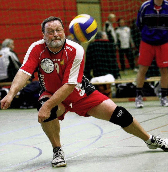 Thomi Vogt streckt sich nach dem Ball....ht viel. Er kam auf Rang 14 ins Ziel.   | Foto: faruk nver