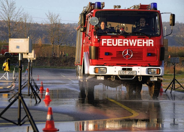 Ein tonnenschweres Feuerwehrauto auf n... przise abbremsen will gelernt sein.   | Foto: Pascal Waldszus