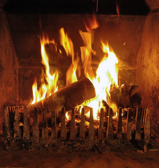 Nicht die modernste Feuerungstechnik, ...emtliche: das prasselnde Kaminfeuer.   | Foto: Brigitte Sasse