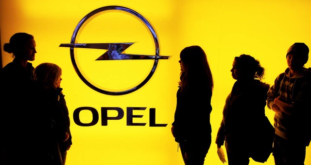 Jugendliche Besucher in Rsselsheimer Opel-Stammwerk  | Foto: dpa