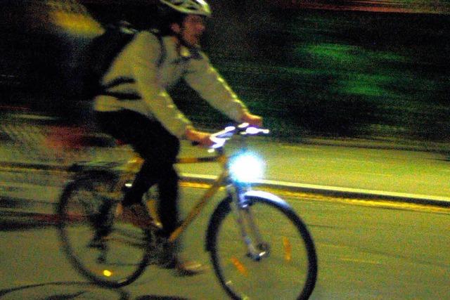 Polizei schaut auf Fahrradbeleuchtung