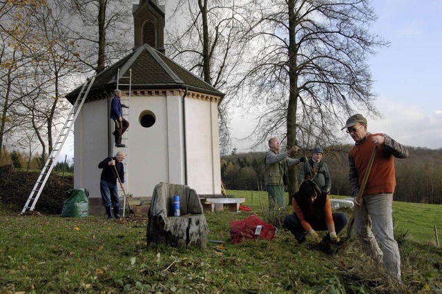 Rund um die Wpplinsberger Kapelle mac...ige Helfer &#8222;klar Schiff&#8220;.   | Foto: Gerhard Walser