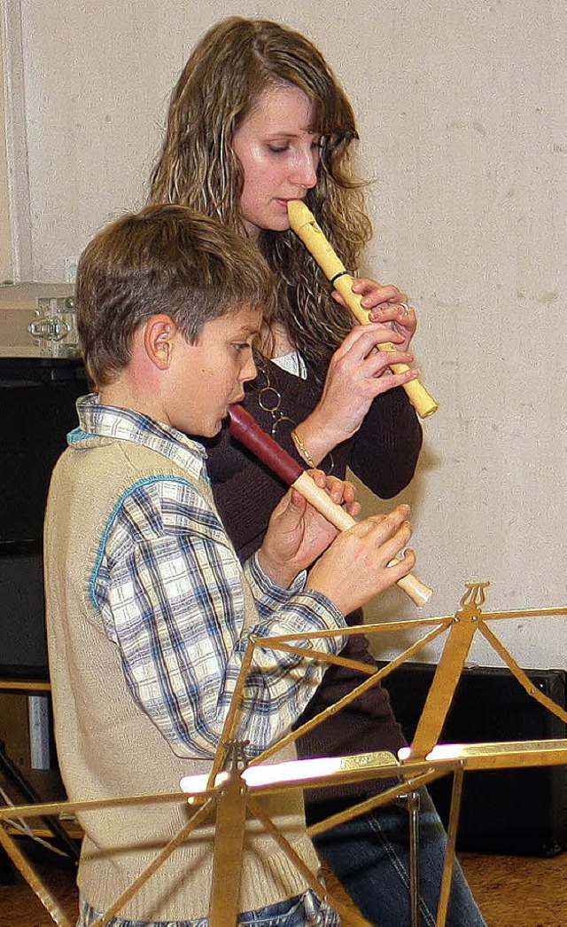 Franziska Kern (re.) und ihre Schtzli...um im Probelokal des Musikvereins auf.  | Foto: Dennis zkan