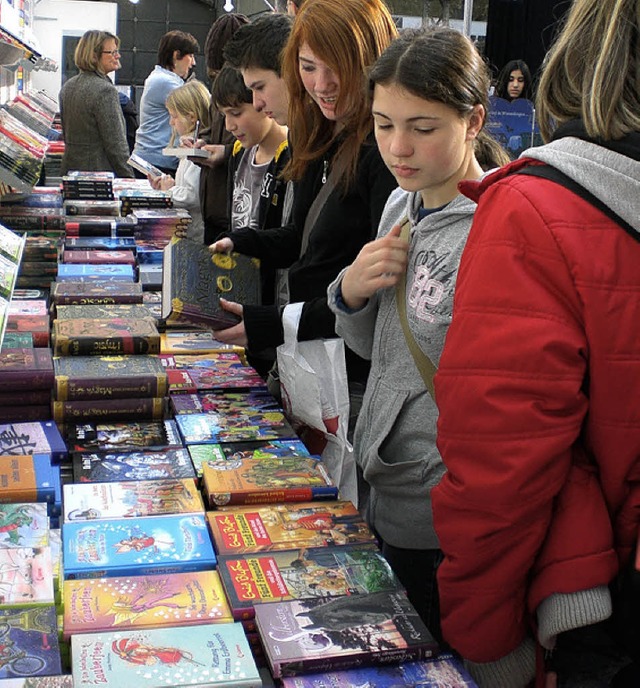 Begegnung mit jeder Menge Literatur: E...r Schler auf der Buchmesse in Basel.   | Foto: Marita Bosch