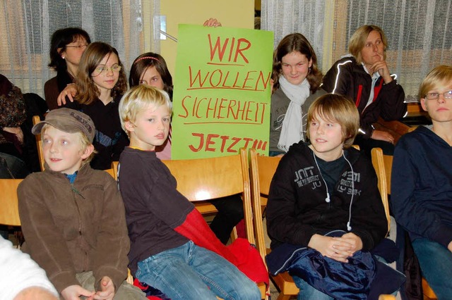 Kinder   demonstrieren im Gemeinderat ...ren  der B317  beim  Bahnhof Raitbach.  | Foto: Robert Bergmann