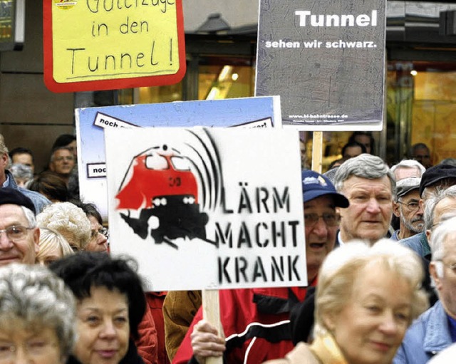 Der Offenburger Lindenplatz war voll, ...er gegen die Bahnplne demonstrierten.  | Foto: archiv: heck