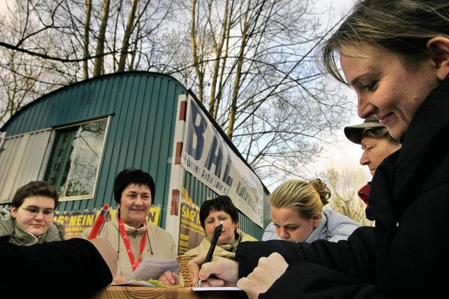 Hilda Beck (Zweite von links) macht die Menschen hier am Kanadaring mobil.   | Foto: Bastian Henning