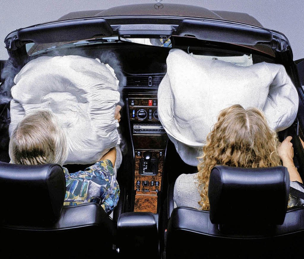 Скорость подушки безопасности. Подушка безопасности. Подушка безопасности в авто. Сработанная подушка безопасности. Подушки безопасностиьдтп.
