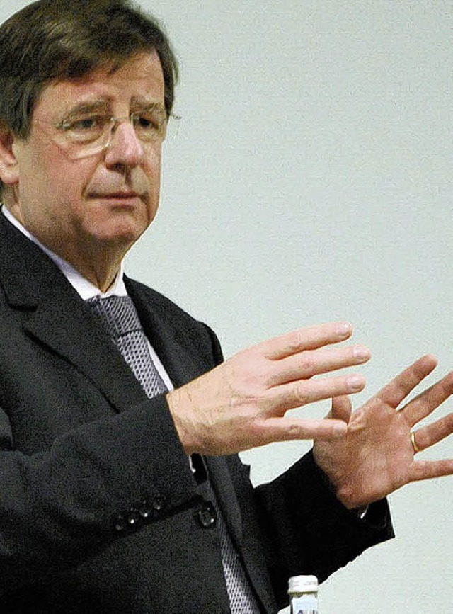 Gestenreich wie immer: Finanzminister Willi Stchele  | Foto: bohn