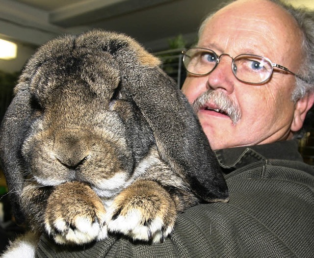 Vorsitzender Franz Strobel mit  einem Acht-Kilo-Rammler   | Foto: decoux-Kone