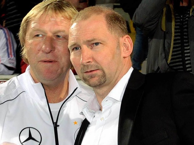 Krzlich war Dieter Eilts (rechts, mit... ist er bei Hansa Rostock im Gesprch.  | Foto: dpa