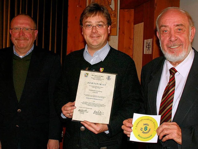 Alfred Laffter, Carsten Quednow und Ot...2;Seniorenfreundlicher Service&#8220;.  | Foto: Peter Schtz