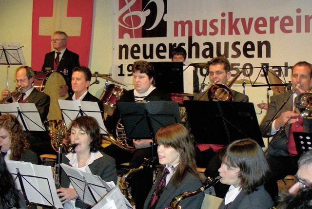Die Neuershausener Blasmusiker berzeu...mm aus verschiedenen Stilrichtungen.    | Foto: mario schneberg