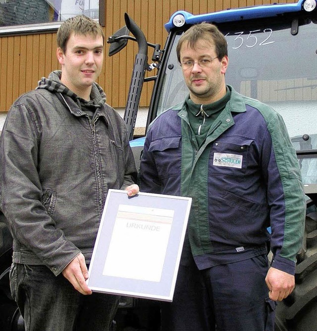 Matthias Haid (links) beendete bei der...ts) gratulierte dem  Vorzeige-Azubi.    | Foto: GERT BRICHTA