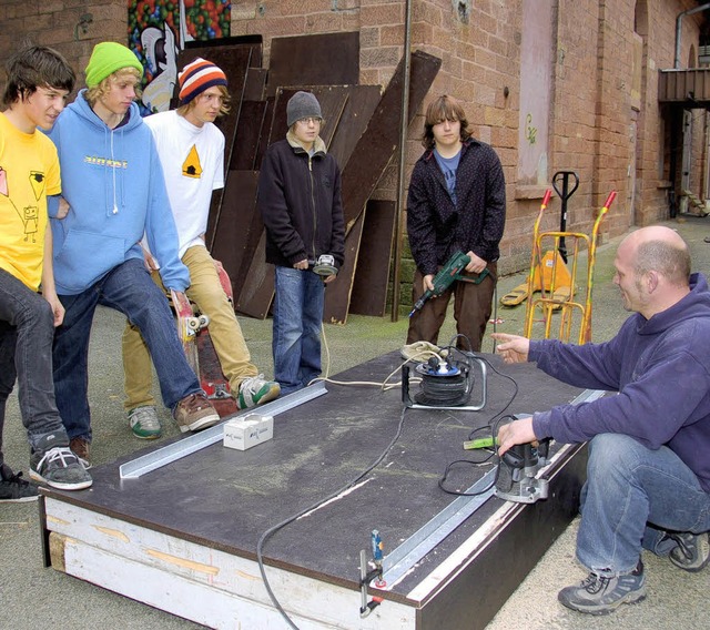 Mit Mario Lauer (rechts) vom Lahrer Sc...er Jugendliche ihre  Skateranlagen.     | Foto: Archiv: BZ