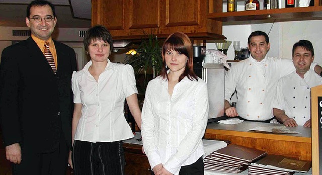Die Familie Berisha als neue Pchter s...ohl im Gasthaus Waldhorn in Grenzach.   | Foto: PRIVAT