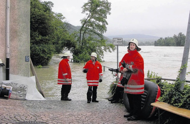 Ehrenamtlich kann auch der Dienst bei ...hrend eines Hochwassers in Waldshut.    | Foto: Huber