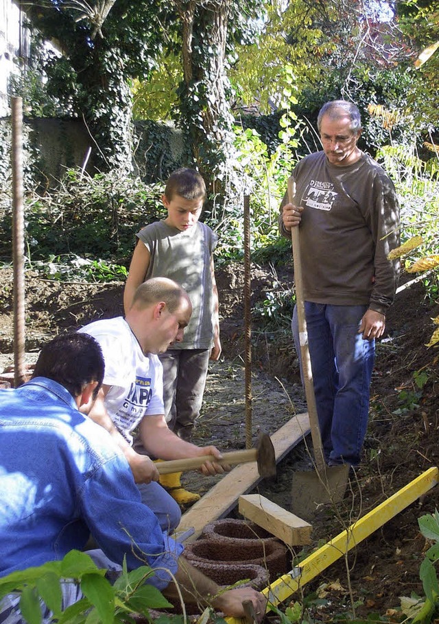 Eltern, Erzieher und Kinder beim gemeinsamen Gartentag   | Foto: Privat