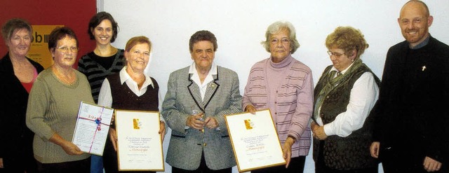 Ehrungen beim Kirchenchor in Neuenburg..., Elfriede Httlin, Pfarrer Godo Ganz   | Foto: privat