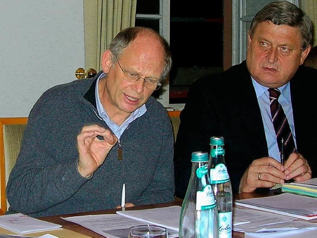 Der Vorsitzende des  TRAS,    Jrg St...Rechts Brgermeister Werner Bundschuh.  | Foto: Bernd Michaelis