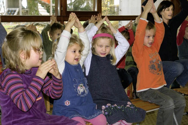 Die Kindergartenkinder animierten die ...zialstation Grwihl zum Mitklatschen.   | Foto: Werner Probst