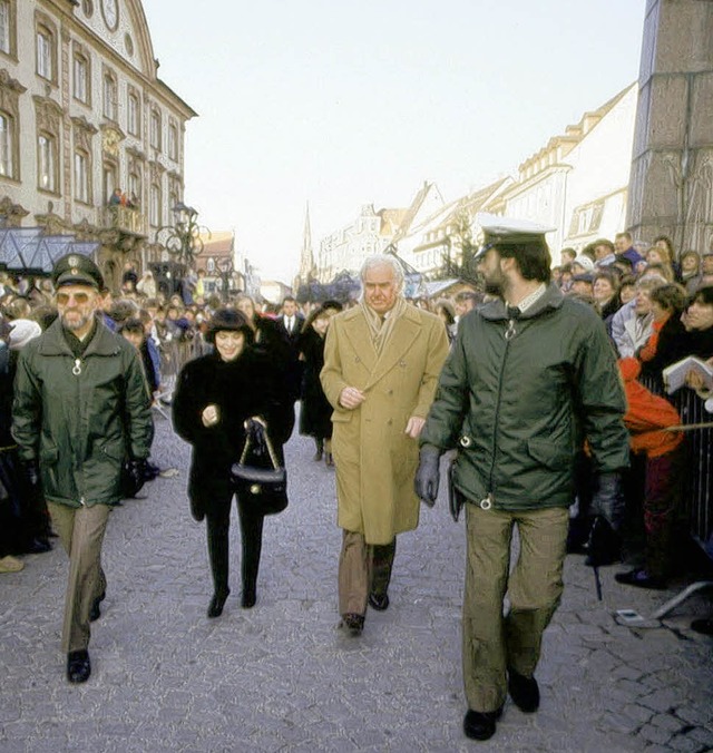 Polizeibeamter Uli Schwarzwlder (rech...  Zweite von links: Mireille Mathieu    | Foto: archivfoto: Wolf sander/Burda