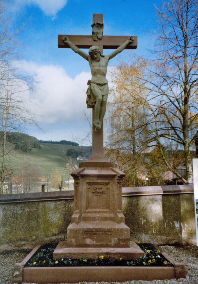 Eines der restaurierten Sandsteinkreuze auf dem Friedhof in St. Peter   | Foto: wolfgang grosholz