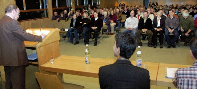 Brgermeister Dieter Schneckenburger (...eht auf der Brgerversammlung Bilanz.   | Foto: manfred frietsch