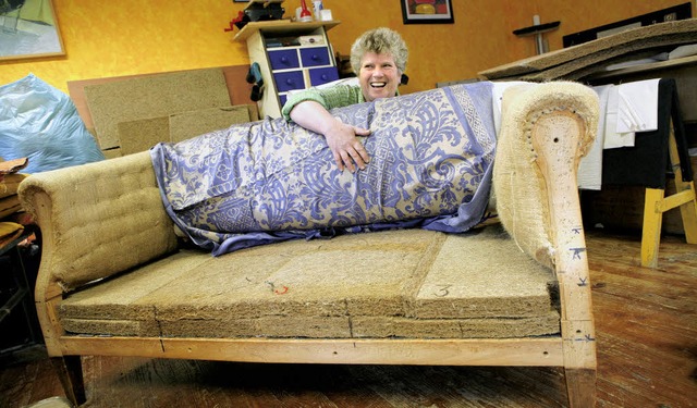 Christine Schimpf mit dem Sofa, das si...ihre Sache  als die Serienfertigung.    | Foto: Christoph Breithaupt