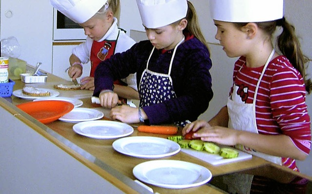 Hauptsache frisch: Schlerinnen der 3a  beim Gemseschnippeln.   | Foto: bZ