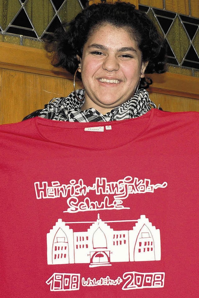 Der Entwurf von Gamze Gcmen (13) ziert das Schul-T-Shirt.    | Foto: Herbst