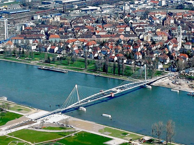 Symbol fr die grenzberschreitende Zu...mrambrcke zwischen Kehl und Straburg  | Foto: dpa