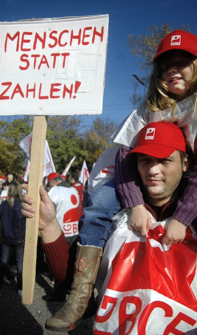 Mitarbeiter demonstrierten in Laufenburg fr ihre Jobs.   | Foto: Thelen
