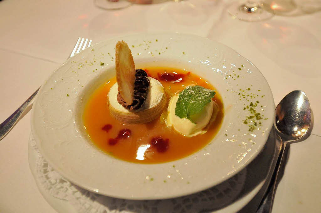 Fehlt nur noch das Dessert: Grieflammerie im Baumkuchen auf Gwrzorangensppchen mit Mousse au Chocolat und Grand-Marnier-Eis. Lecker mit drei Ausrufezeichen!!!