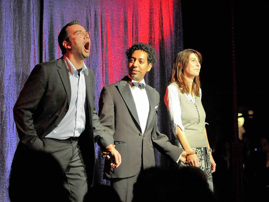 Die Publikumskandidaten Sven und Larissa singen mit Entertainer Daniel Reinsberg.