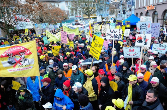 Etwa 1500 Menschen vom ganzen Oberrhei...bestehenden Eisenbahnstrecke zu bauen.  | Foto: Wolfgang Knstle