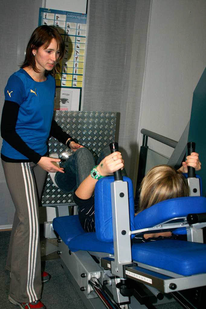 Nach Beinverletzungen und um fit zu bleiben hilft konsequentes Training. Kerstin erklrt dies dem jungen Fuballtalent.