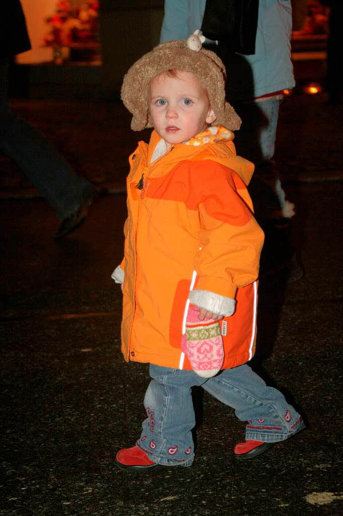 Marina (2 Jahre) war genau richtig gekleidet: Chic mit Hut und mollig warm bei der Magischen Nacht.