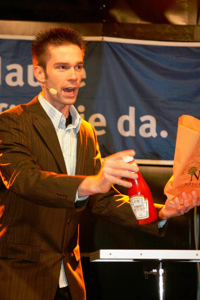 „Magic Man“ alias Willi Auerbach lsst schon mal eine Flasche Ketchup mit viel rot-sem Inhalt verschwinden. Nur wo?