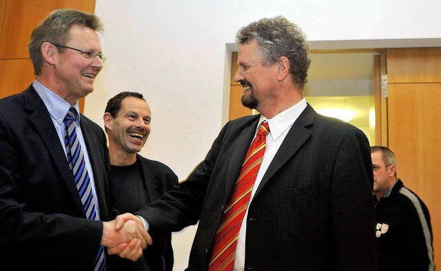 Brgermeister Ulrich von Kirchbach gra... Erler (rechts) zu seiner Nominierung.  | Foto: Thomas Kunz