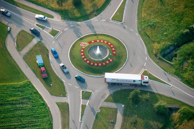 Der Kreisverkehr am Ortseingang Schlat...Kreisel am Gewerbegebiet an der L 123.  | Foto: Markus Donner