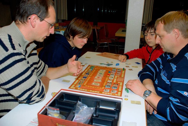 Spieleerfinder Stefan Frank (links) zeigt, wie&#39;s geht.  | Foto: gertrude Siefke