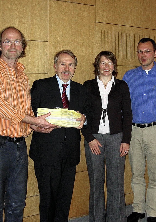 bergabe der Unterschriften im  Kultus...au, Petra Padberg und  Martin Kollbau.  | Foto: privat