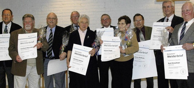 Nach 50 aktiven Berufsjahren als Handw...amantenen Meisterbrief ausgezeichnet.   | Foto: volker mnch