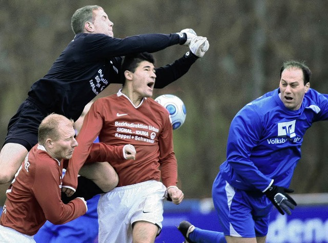 Fussball 2008 Lahrer FV vs. SC KappelD... (SC Kappel #1) oben, faustet den Ball  | Foto: Peter Aukthun-Grmer