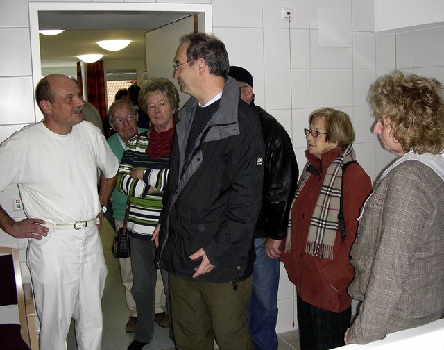 Die Brger nutzten den Tag der offenen... und Pfleger Stefan Hammerer (links).   | Foto: mario schneberg<Unterzeile></Unterzeile>