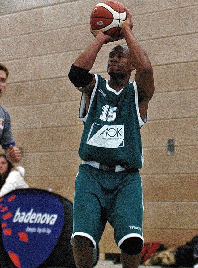 Traf von jenseits der Dreierlinie wie ...berliga-Basketballern des CVJM Lrrach  | Foto: Peter Gerigk