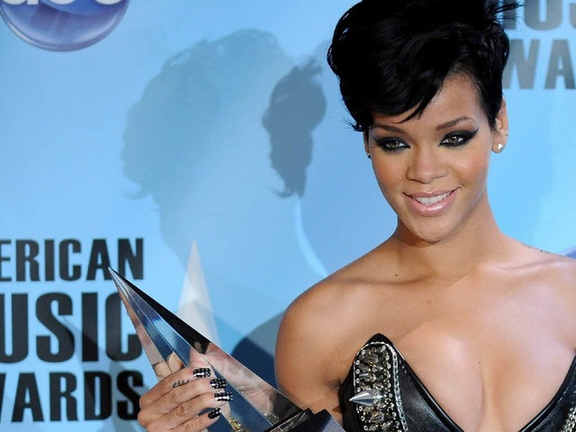 Erhielt selbst zwei Preise und freute ...Rihanna bei den American Music Awards.  | Foto: dpa