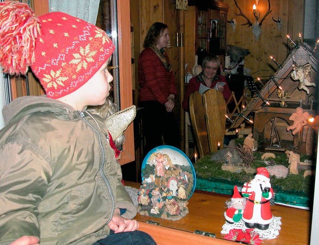 Besonders Kinder freuen sich ber die Adventsfenster in Breisach.  | Foto: Petra Littner